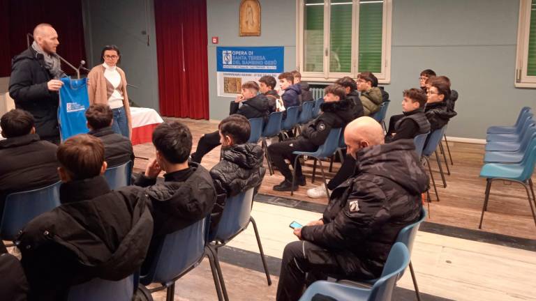 I giovani calciatori della Compagnia dell’Albero Ravenna montano gli addobbi di Natale alla sala mensa dei bisognosi - Gallery