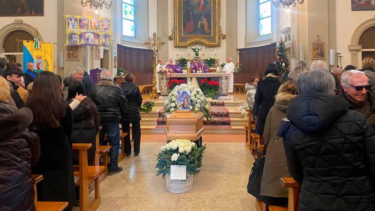 Addio a Luca Perazzini, un migliaio di persone nella chiesa di San Vito per l’ultimo saluto all’alpinista morto sul Gran Sasso