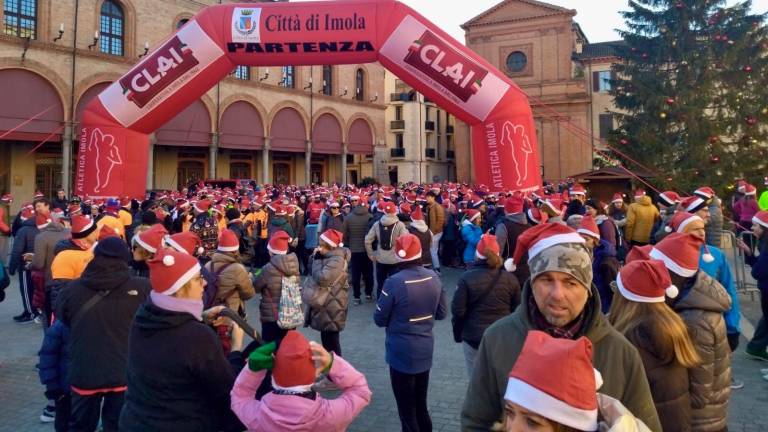 Imola. Oltre 1400 partecipanti alla camminata dei Babbi Natale