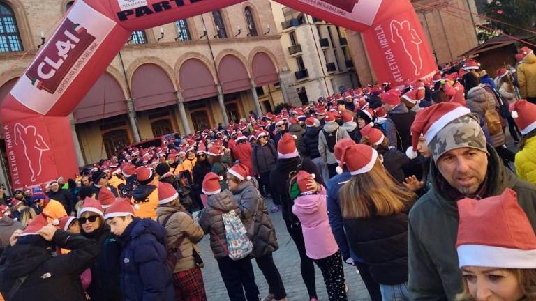 Imola. Oltre 1400 partecipanti alla camminata dei Babbi Natale