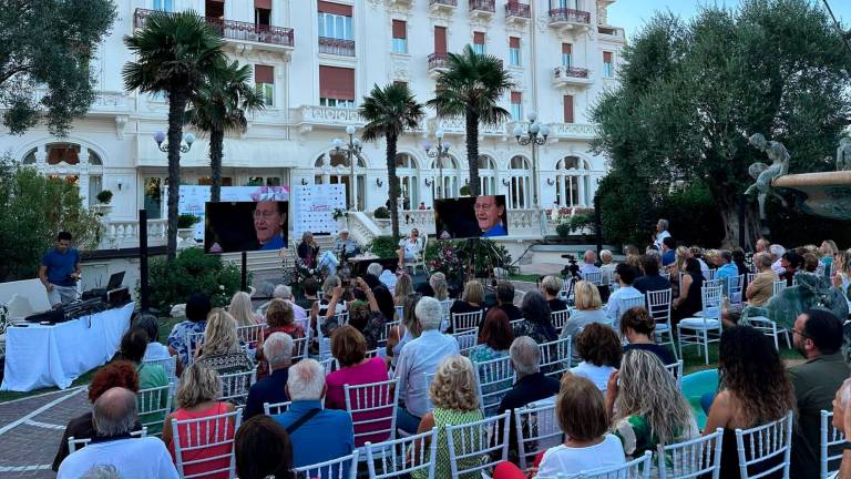 Rimini, Terrazza Dolce Vita con Simona Ventura confermata anche nel 2025 VIDEO