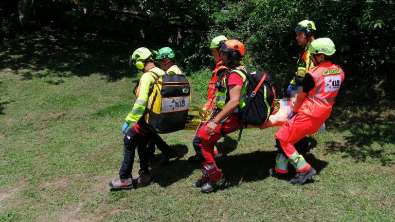 Santa Sofia. Si ribalta con il trattore, salvato dal Soccorso Alpino