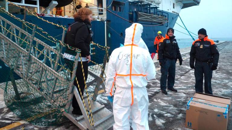 Ravenna, la nave già al terminal: lo sbarco dei migranti della Geo Barents. Il sindaco: “Governo disumano e disorganizzato”