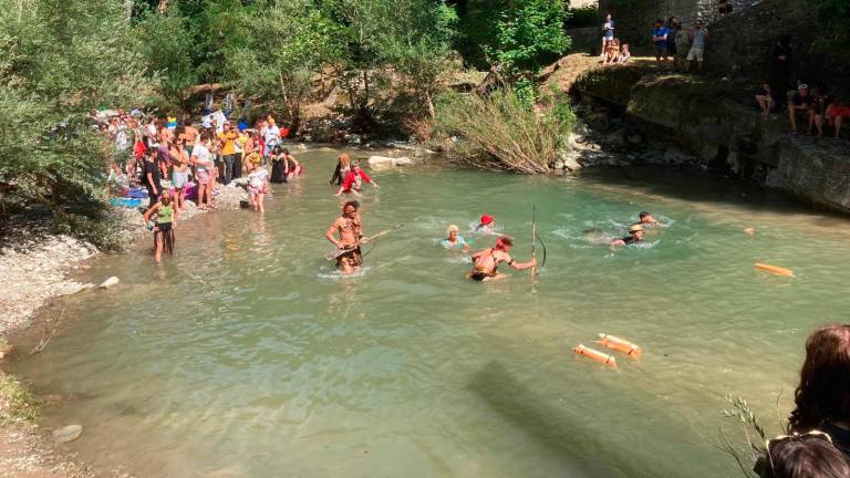 Premilcuore. Oltre duemila persone alla “Salmonata umana”, la grande festa sul fiume Rabbi FOTO