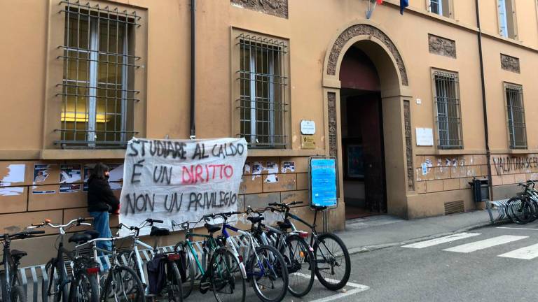 Lo striscione di protesta delle scorse settimane al liceo classico Rambaldi