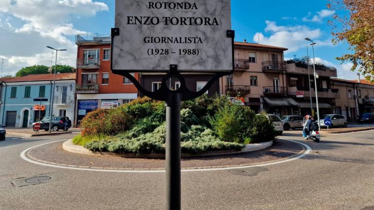 Rimini onora il ricordo di Enzo Tortora, inaugurata la rotatoria a lui dedicata, tra le vie Flaminia, Pascoli e Flaminia Conca