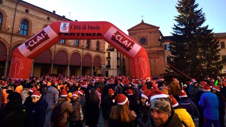 Imola. Oltre 1400 partecipanti alla camminata dei Babbi Natale