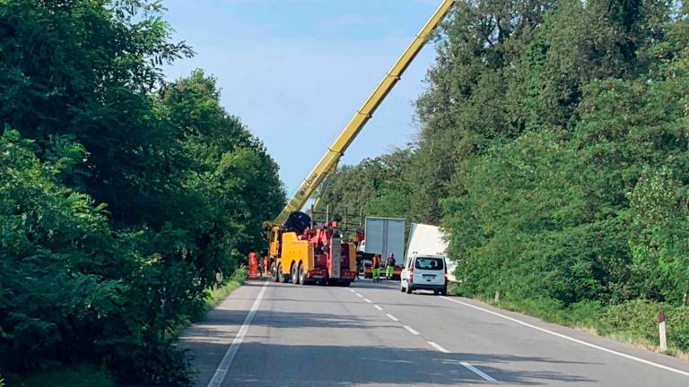 Le complesse operazioni post-incidente per liberare la strada (Fiorentini)