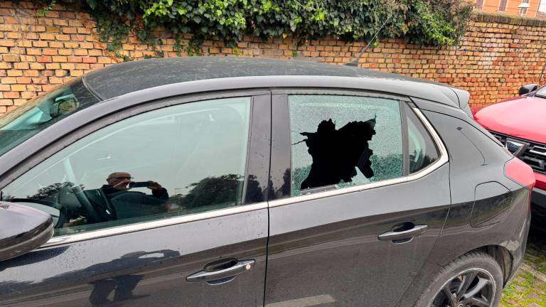 Ladri in azione nel parcheggio dietro alla stazione ferroviaria di Cesena: spaccati i finestrini di una ventina di vetture FOTOGALLERY