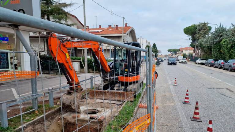 Riccione, si rompe una condotta fognaria e cede il marciapiede: operai Hera al lavoro