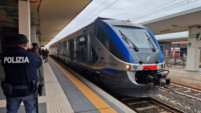 Polizia sui binari della stazione di Faenza. Nella pagina accanto uomini della polizia ferroviaria e dell’esercito in stazione