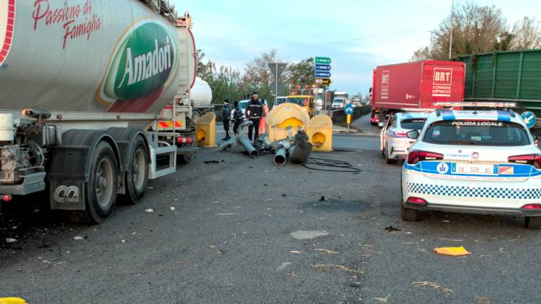 Ravenna, camion va dritto alla rotonda della Ravegnana e abbatte il palo dell’illuminazione. Caos all’alba sull’Adriatica