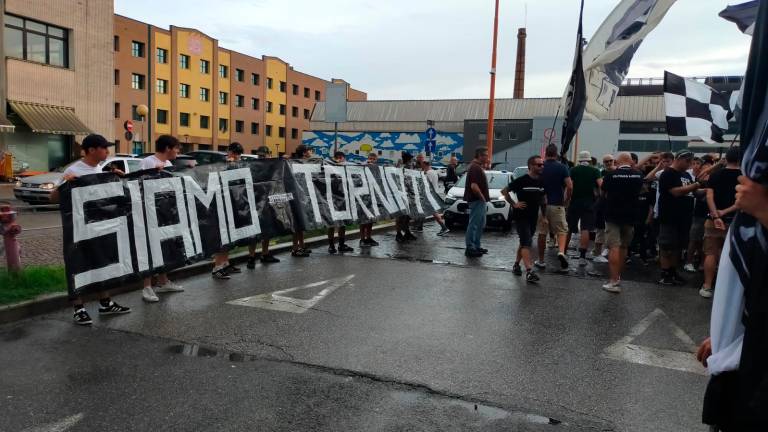 Il corteo della curva Mare dalla stazione all’Orogel Stadium-Dino Manuzzi: “Ti seguo sempre anche se piove sempre!” VIDEO GALLERY