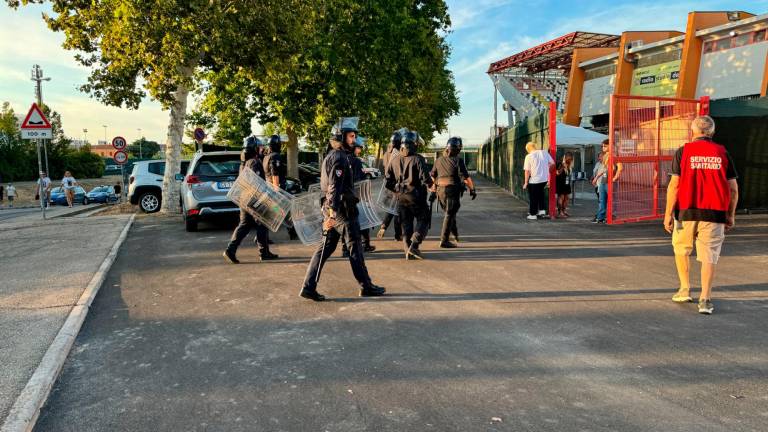 Cesena-Padova: scontri tra tifosi e cariche della Polizia VIDEO