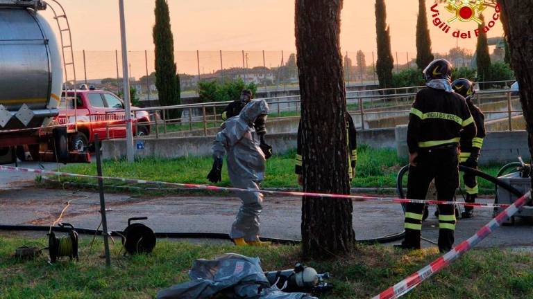 Cesenatico, cisterna di acido a forte rischio esplosione si surriscalda, intervengono i Vigili del Fuoco