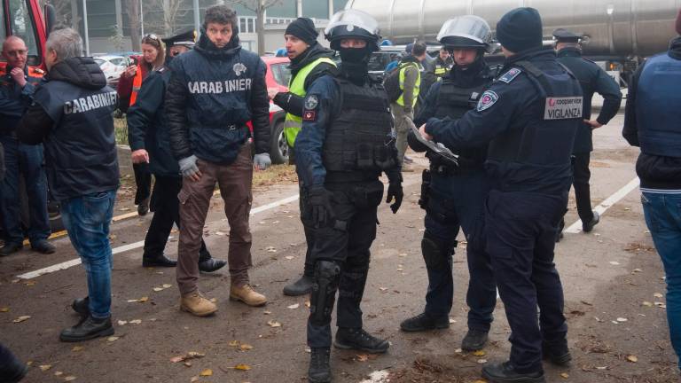 Ravenna, esercitazione all’Eni: “Da una manifestazione pacifica una frangia di infiltrati che prende in ostaggio dei dipendenti” - Gallery