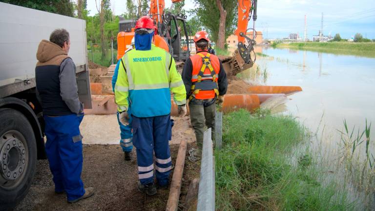 La rottura controllata del canale che nel 2023 fece defluire l’acqua nei terreni della Cab - Foto Massimo Fiorentini