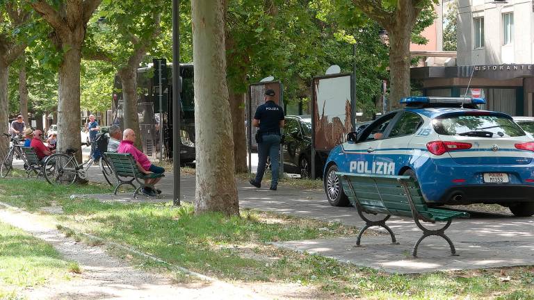 Ravenna, caos all’Isola San Giovanni. Poliziotto colpito da un 18enne