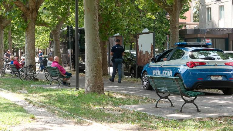 La polizia mentre effettua controlli nella zona dell’Isola San Giovanni (Fiorentini)