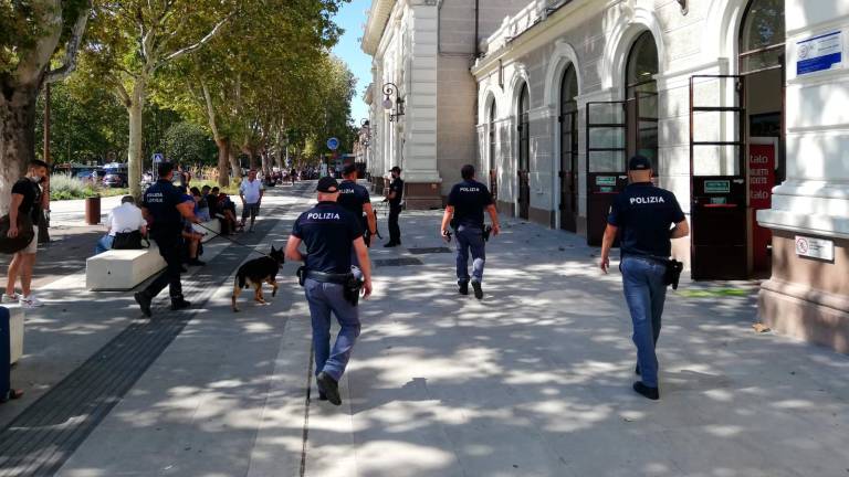 Rimini, ruba l’incasso della toilette della stazione e rifila un pugno alla donna delle pulizie: ragazza arrestata