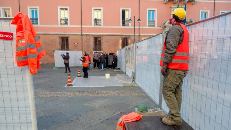 Un attore vestito da operaio oggi a Ravenna impegnato nel “cat calling”: commenti sgradevoli rivolti ai maschi con parole che di solito feriscono le donne (Fiorentini)