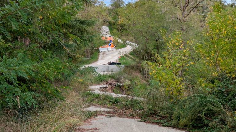 Il cratere di via Musella che attende di essere riparato