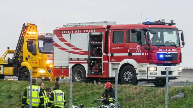 I soccorritori in autostrada poco dopo lo schianto mortale (foto MMPH)