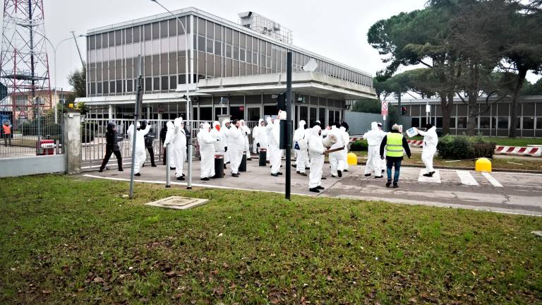 Ravenna, esercitazione all’Eni: “Da una manifestazione pacifica una frangia di infiltrati che prende in ostaggio dei dipendenti” - Gallery