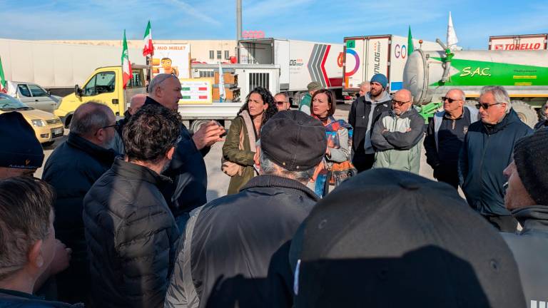 Il confronto con gli agricoltori in presidio a Pievesestina