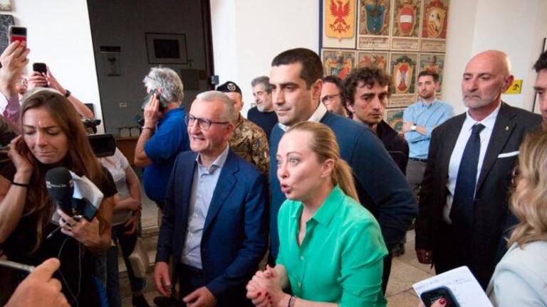 Michele De Pascale e Giorgia Meloni durante la visita post-alluvione in Romagna della premier