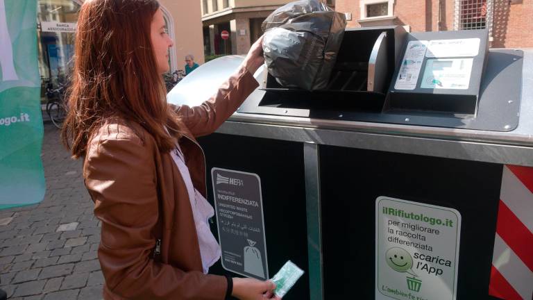 Sopra un conferimento con la carta smeraldo, sotto gli scatoloni con gli avvisi ritrovati in un condominio