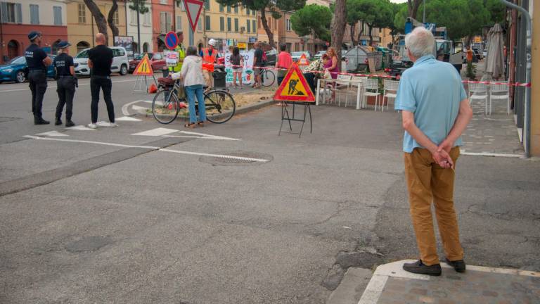 Ravenna, pini in via Maggiore: via all’abbattimento tra le proteste di alcuni cittadini - Gallery