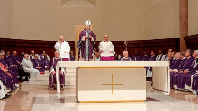 Messa carica di emozioni e ricordi nel saluto alla Diocesi del vescovo Douglas Regattieri