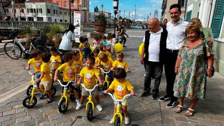 I bimbi del nido in sella alle mini-bici del Tour