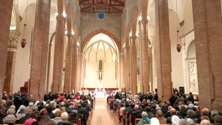 Messa carica di emozioni e ricordi nel saluto alla Diocesi del vescovo Douglas Regattieri