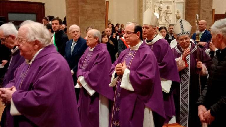 Messa carica di emozioni e ricordi nel saluto alla Diocesi del vescovo Douglas Regattieri