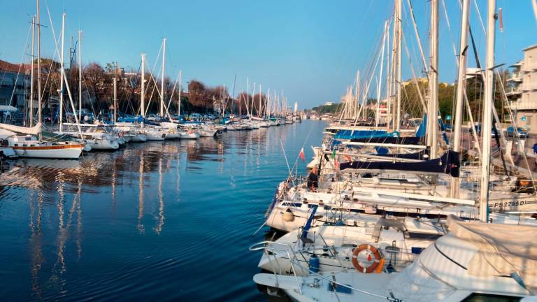 Il porto canale con le barche ormeggiate