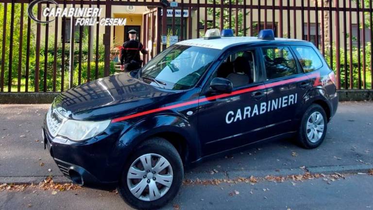 Forlì, donna 70enne cosparge più volte delle sue feci l’auto dell’ex fidanzato: colta sul fatto dai Carabinieri