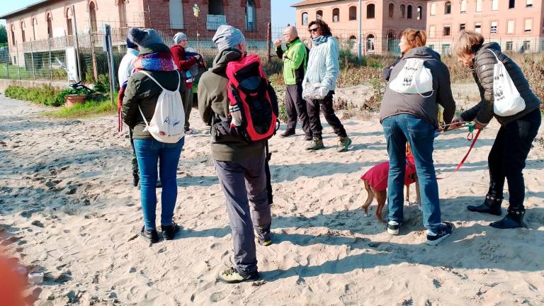 Riccione, volontari al lavori per pulire la spiaggia