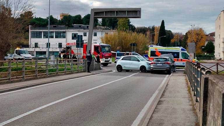 Rimini, scontro fra auto fra via Covignano e la Statale