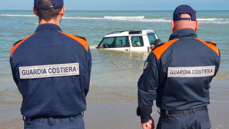 Riccione, prova a guadare la foce del Marano col fuoristrada ma rimane incagliato - Gallery