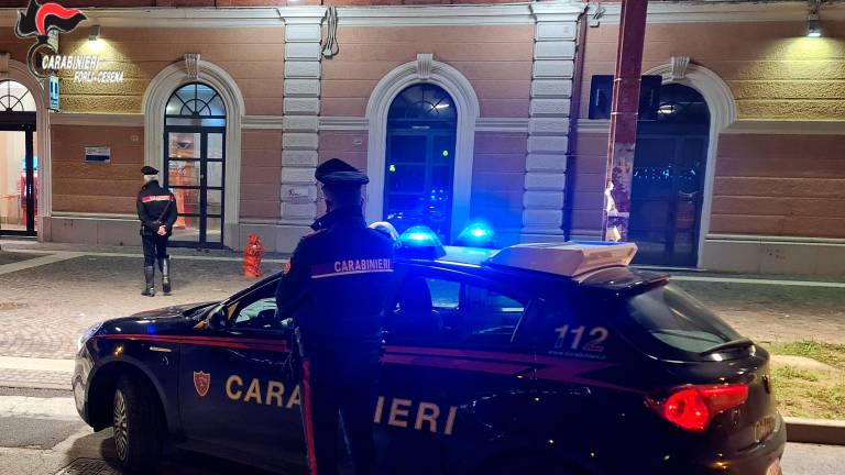 In giro in luogo pubblico con machete e coltello: denunciato dai Carabinieri a Cesena