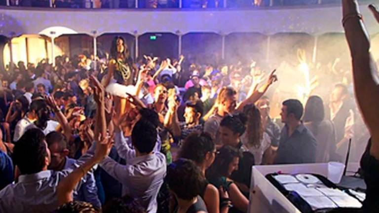 Lasciato fuori dalla discoteca a Cesena: “Non entri perché sei nero”. Il gestore del locale si scusa