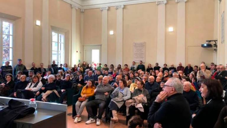 La sala pienissima del primo incontro