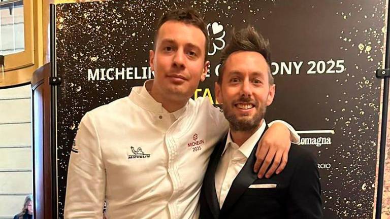 A sinistra i fratelli Simone e Andrea Bravaccini del Ristorante del Lago ad Acquapartita, a destra gli chef Marco Garattoni e Agostino Iacobucci dell’Ancòra di Cesenatico, tutti ieri a Modena per le premiazioni