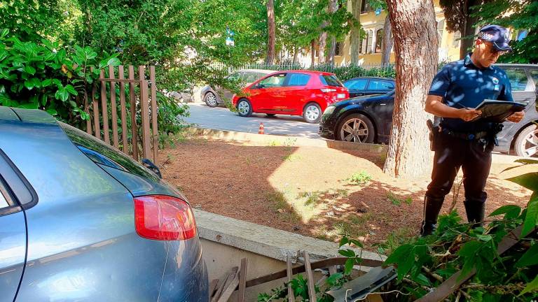 Rimini, malore in auto, abbatte una cancellata e si scontra su una casa - Gallery