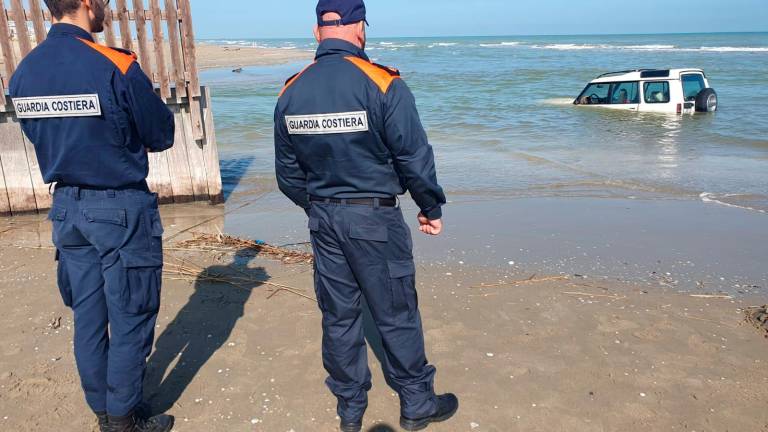 Riccione, prova a guadare la foce del Marano col fuoristrada ma rimane incagliato - Gallery