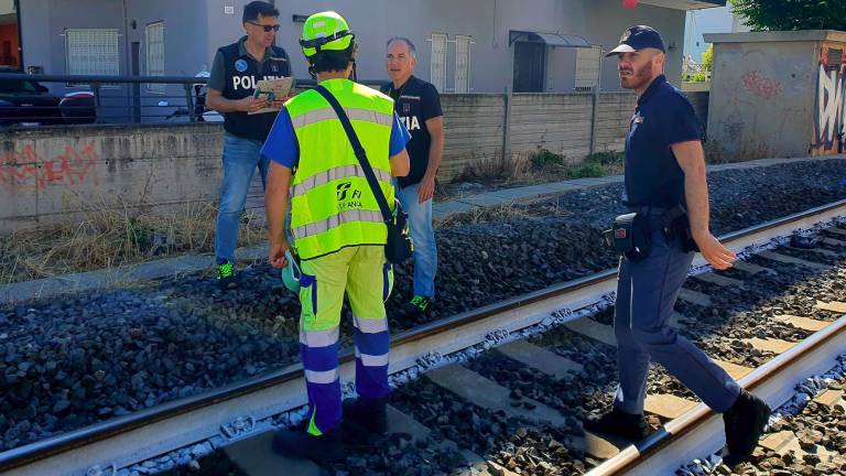 Rimini, un mistero la morte dell’uomo ritrovato lungo i binari della ferrovia