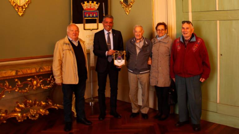 Oliviero Bisacchi (al centro) premiato nel 2017 dall’allora sindaco di Cesena Paolo Lucchi