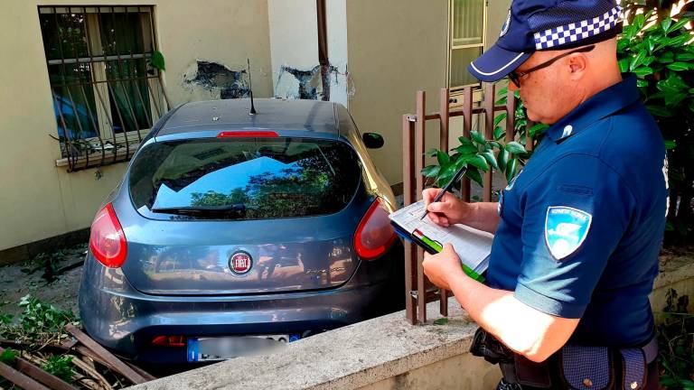 Rimini, malore in auto, abbatte una cancellata e si scontra su una casa - Gallery